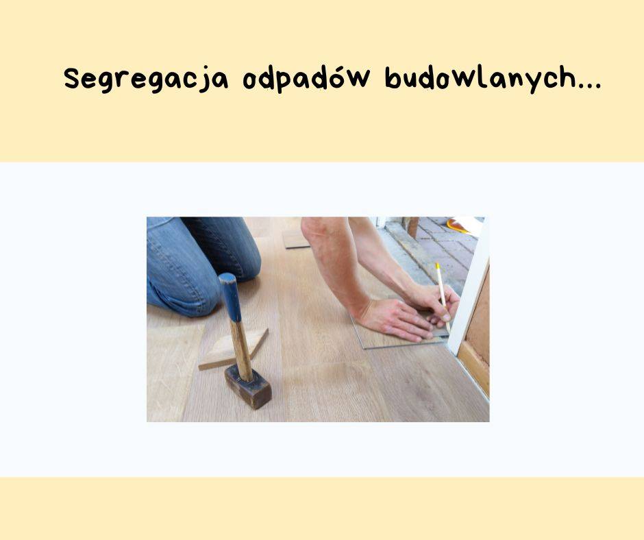 Osoba kładzie panele podłogowe, w ręku trzyma ołówek, obok ustawiony jest młotek oraz skrawki paneli