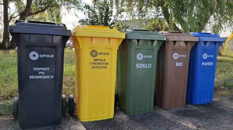 Zdjęcie nowych pojemników należących do miasta Opola