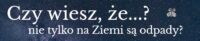Tytuł wpisu "Czy wiesz, że...? nie tylko na Ziemi są odpady?" z odwróconą plecami Muchą Odpaduchą